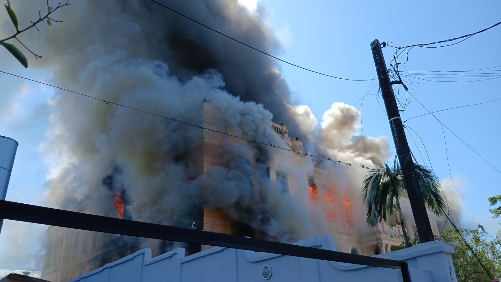 Incêndio atinge prédio histórico tombado do Instituto de Educação em Paranaguá; VÍDEO