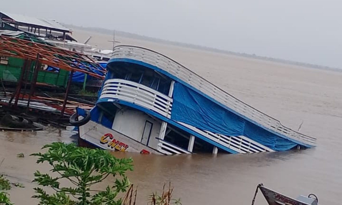 Barco afunda na orla de Manacapuru durante chuva neste sábado (4)