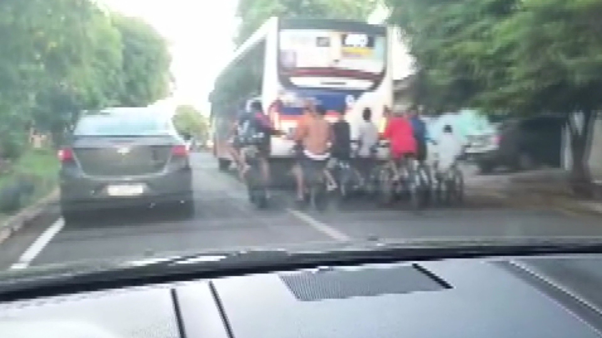 Por que botão de emergência contra 'rabeiras' em ônibus de Ribeirão Preto é ineficiente, segundo motoristas