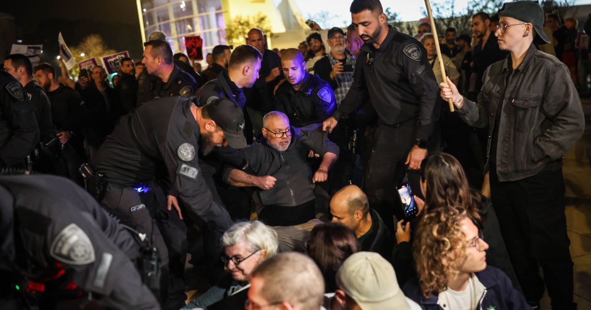 Polícia israelense dispersa protesto contra guerra em Tel Aviv
