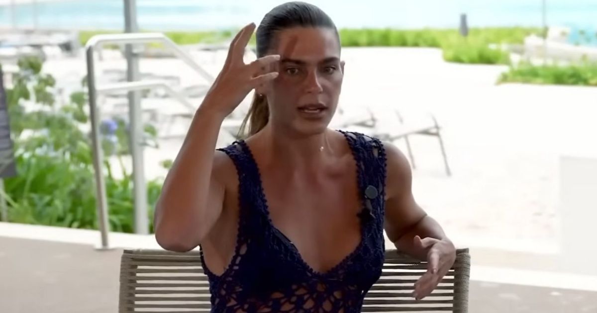 Mariana Goldfarb posa de topless em piscina; veja