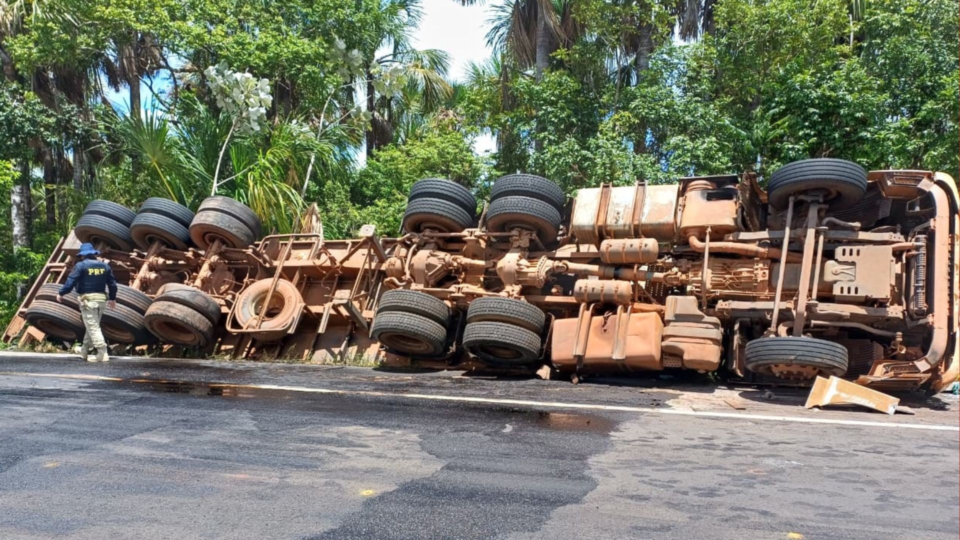Caminhão tomba na BR-156 em Calçoene e duas pessoas ficam em estado grave