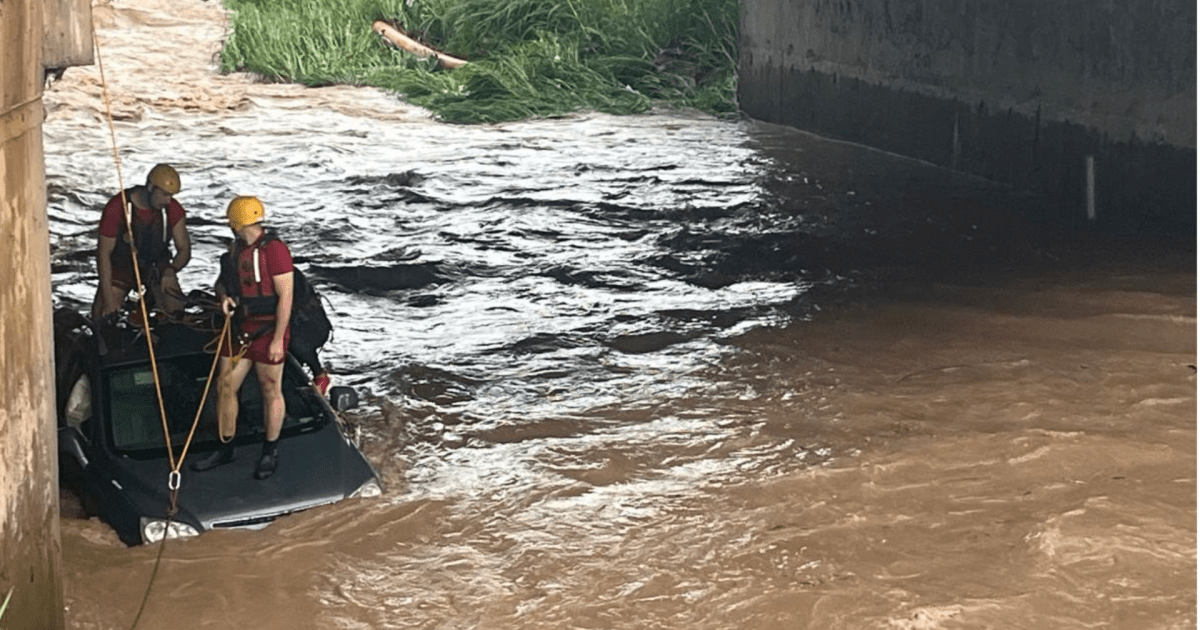 Mulher é encontrada morta após carro cair em córrego durante chuvas em SP
