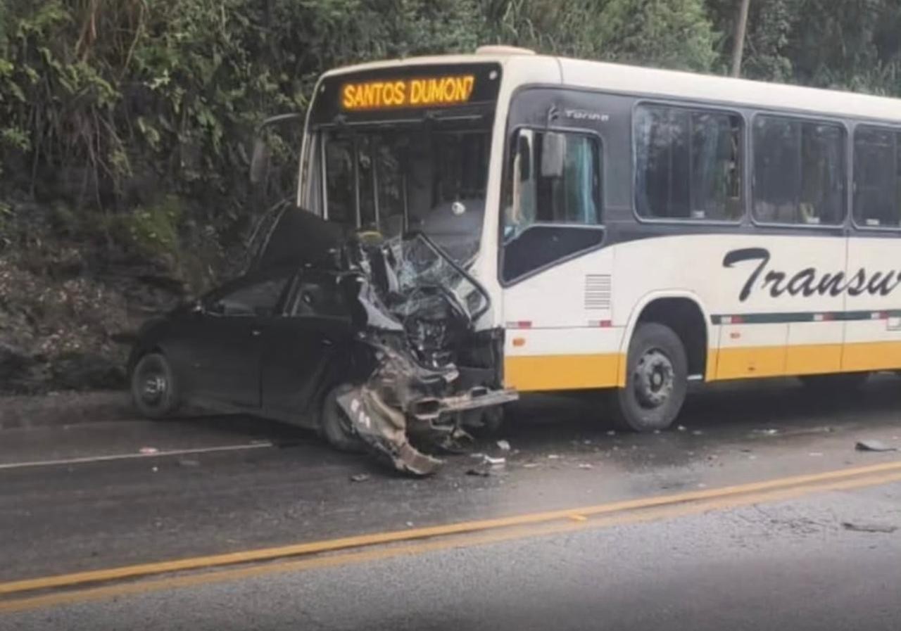 Acidente entre carro e ônibus de viagem deixa um morto e três feridos na BR-040 em MG