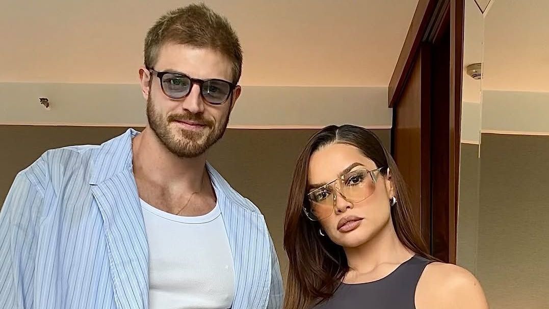 Juliette é recebida por “filhos pets” e noivo em aeroporto; veja momento