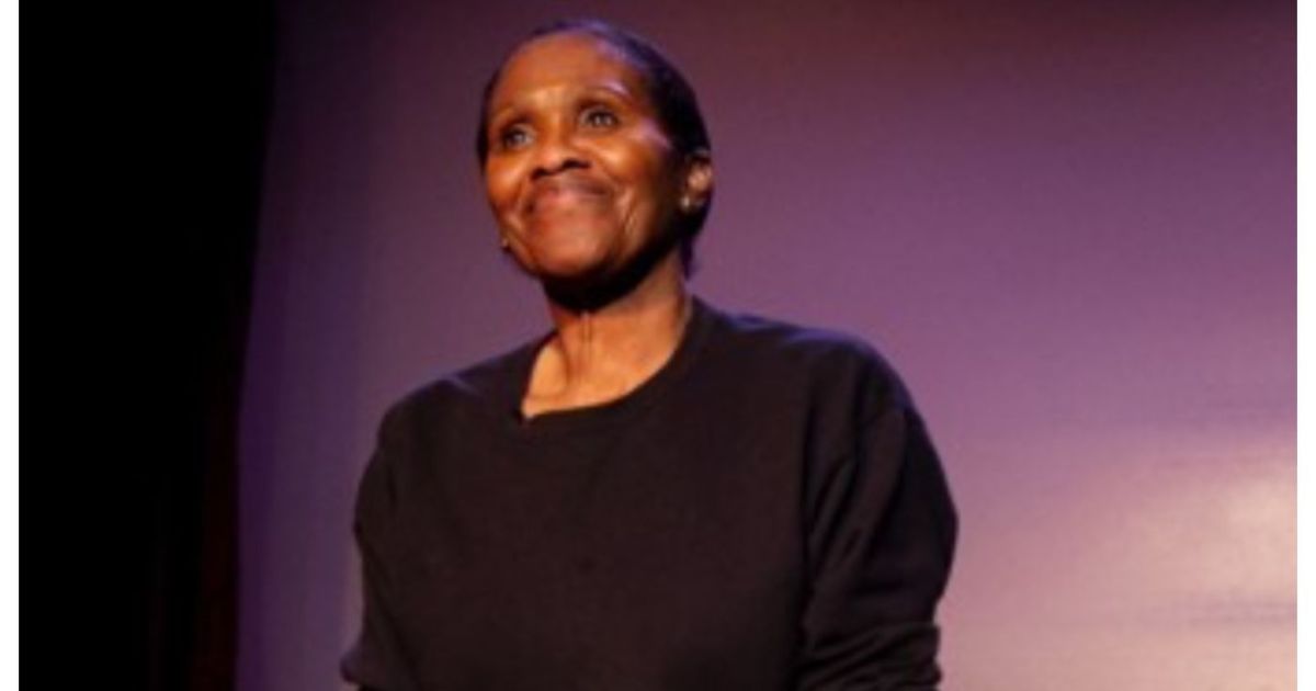 Morre Dee Freeman, atriz de “Dexter”, aos 66 anos