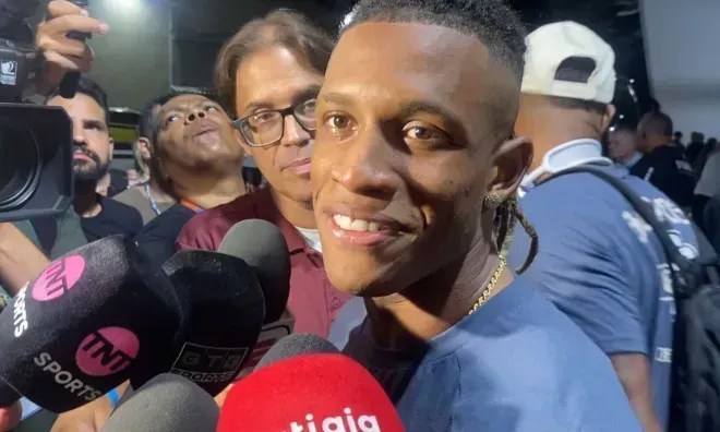 Danilo cita Seleção e provoca o Vasco: “Quem ri por último…”