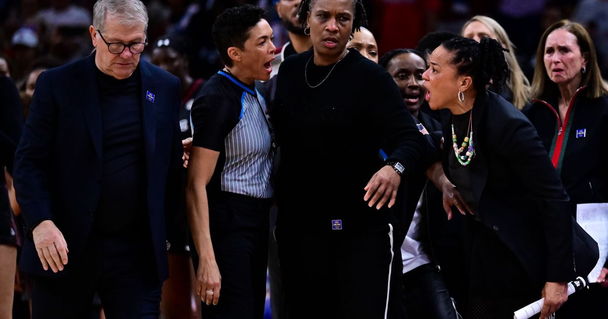 Técnico “vai pra cima” de treinadora no basquete dos EUA; veja