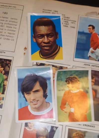 Colecionador compra álbum de figurinhas de futebol com relíquia de Pelé; entenda