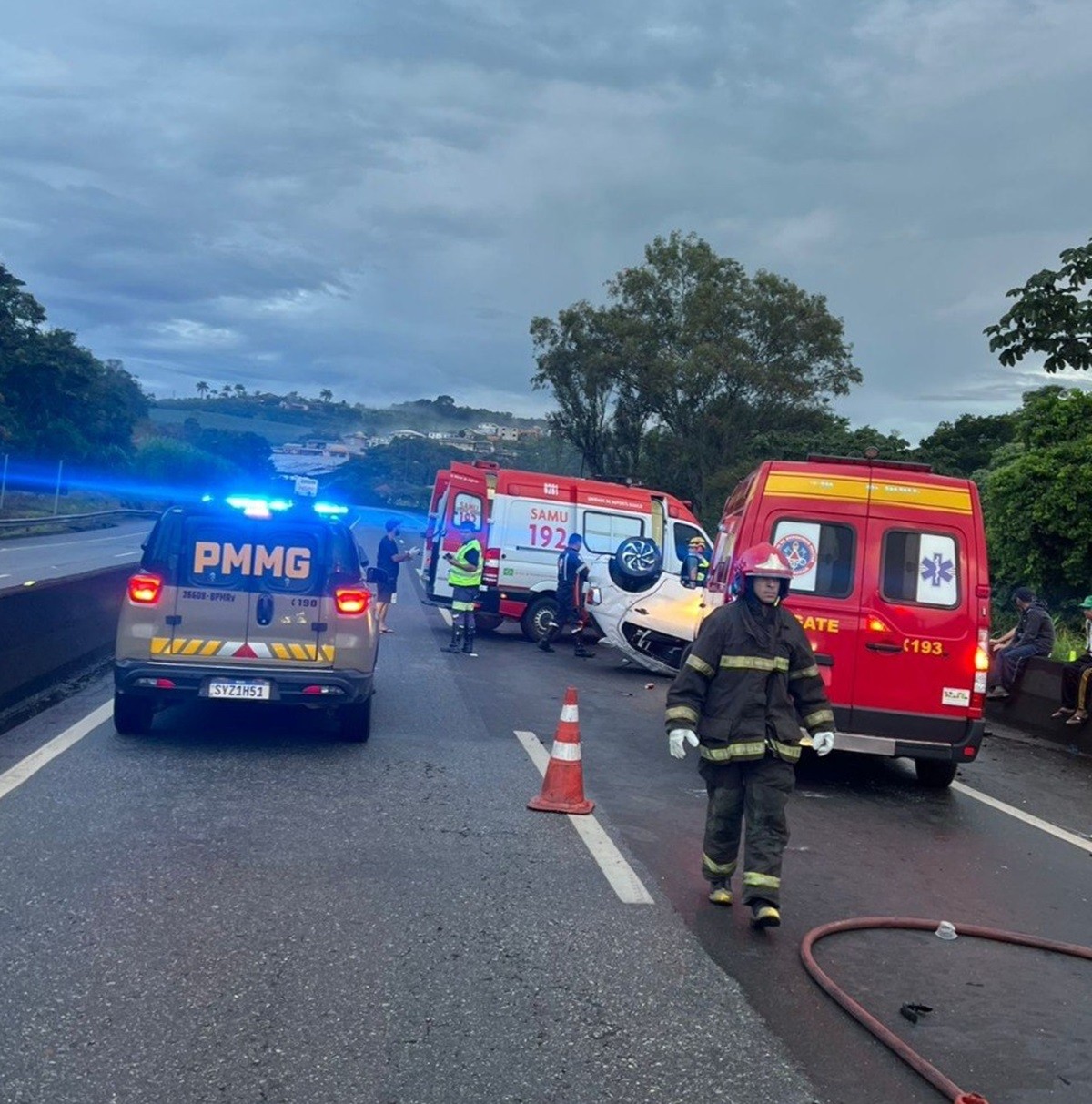 Capotamento na BR-040 deixa um morto e dois feridos em Barbacena