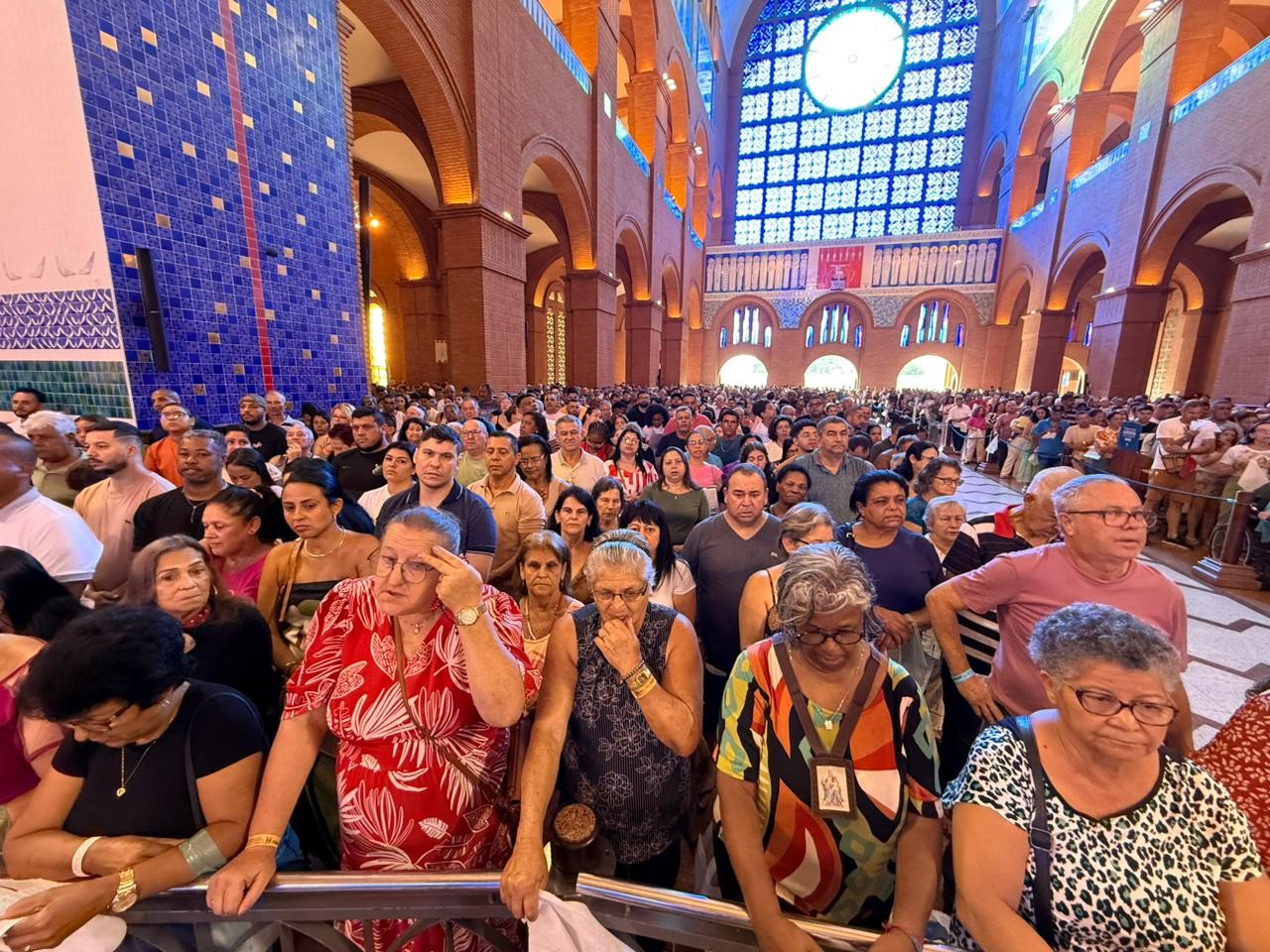 Fiéis lotam o Santuário Nacional de Nossa Senhora Aparecida no Domingo de Páscoa