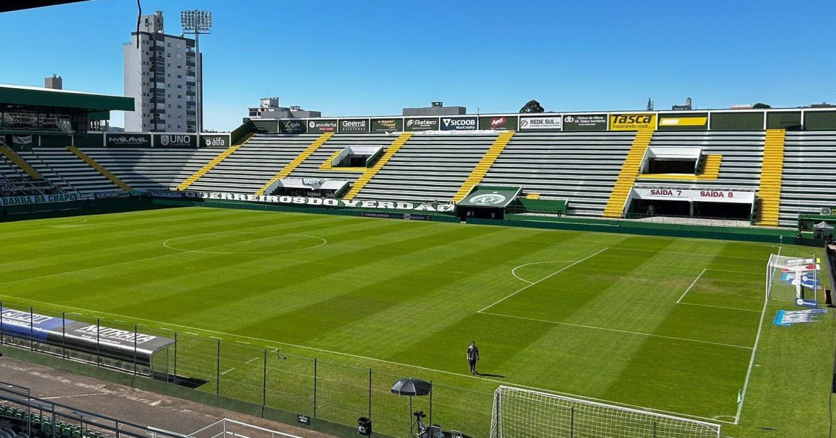 Chapecoense x Vitória: escalações e onde assistir ao jogo do Brasileirão