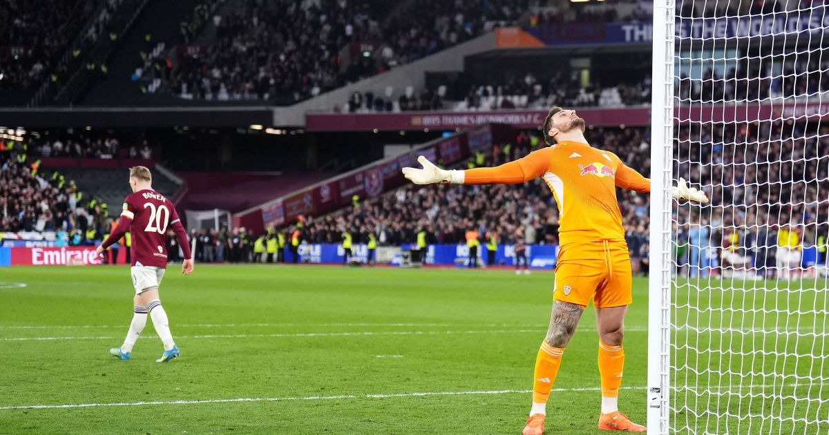 Goleiro brasileiro brilha, e Leeds elimina West Ham na Copa da Inglaterra