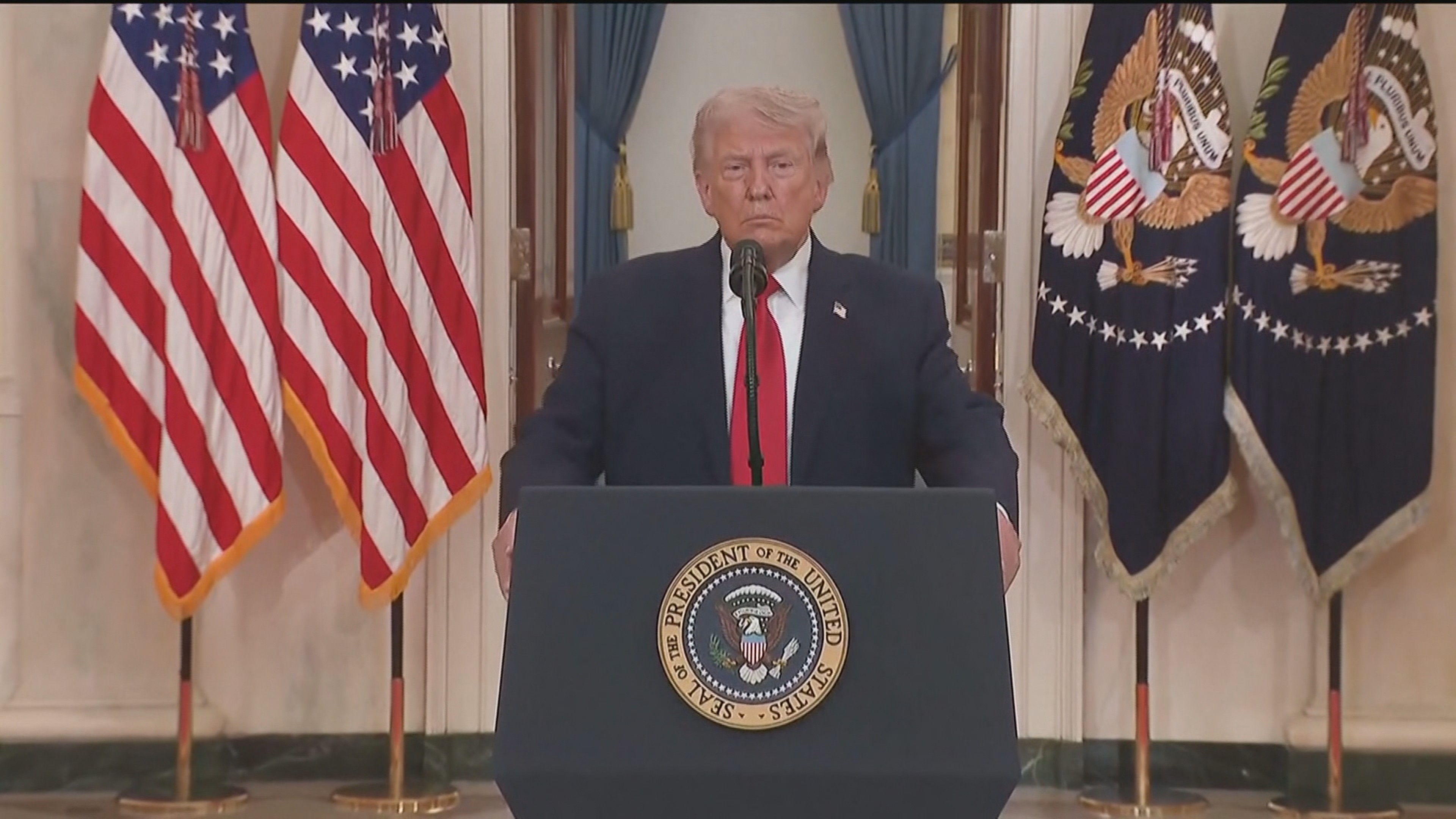 Trump recorre à retórica religiosa ao elogiar resgate no Irã e gera críticas