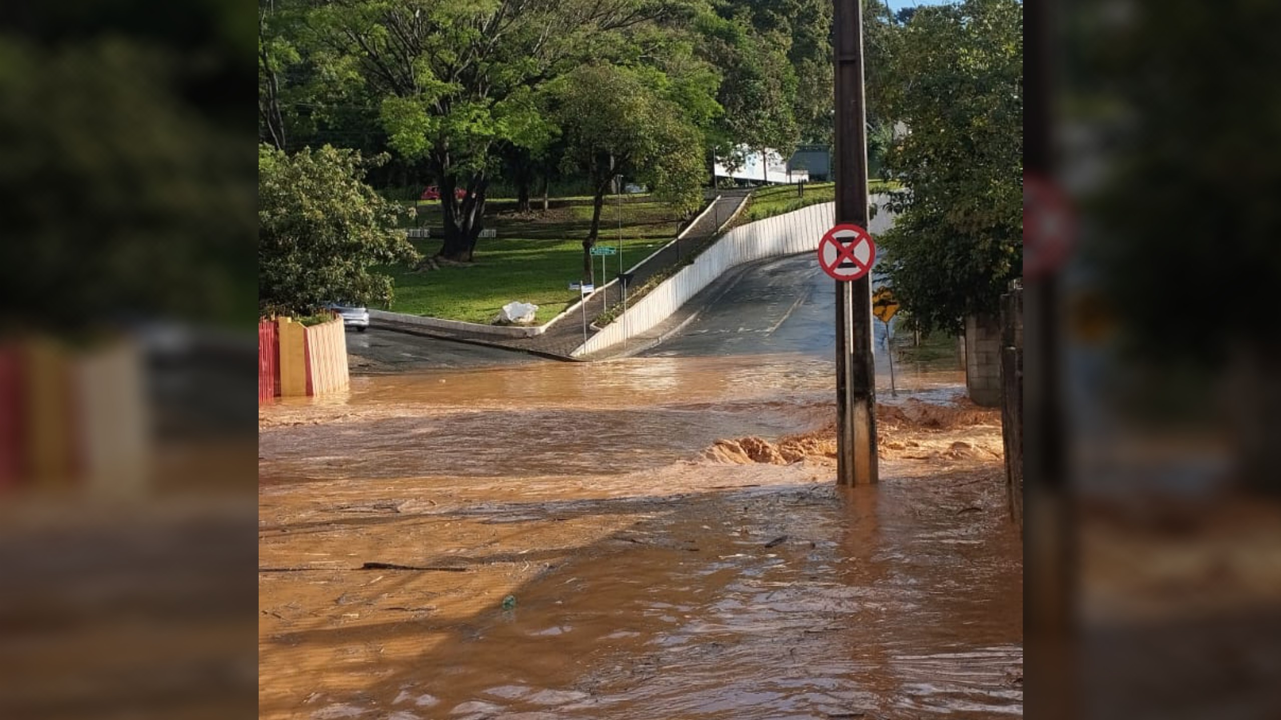 Chuva deixa alagamentos em Rio Branco do Sul e moradores passam a Páscoa calculando estragos