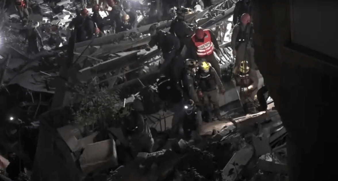 Buscas nos escombros continuam horas após míssil atingir prédio em Israel