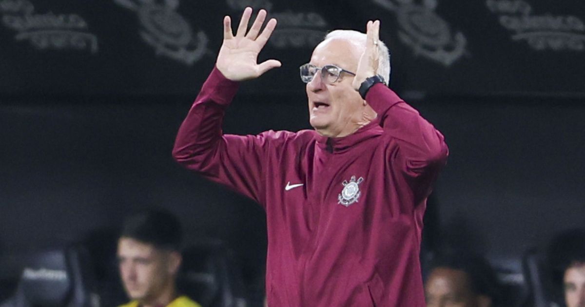 Após derrota para o Inter, torcida do Corinthians protesta contra Dorival