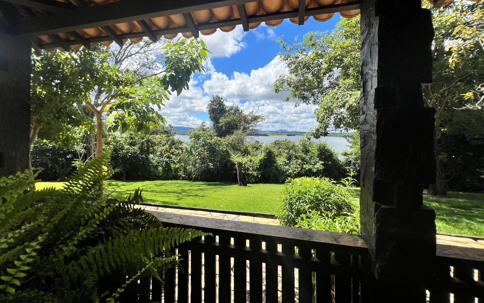 Diretor Gabriel Villela transforma casa histórica às margens de Furnas em refúgio criativo do teatro brasileiro: 'A vida dói menos aqui'