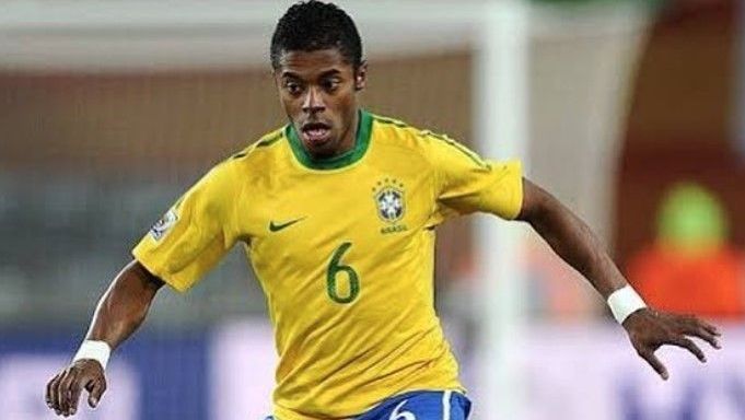 “Já vi jogador derrubar treinador”, revela Michel Bastos