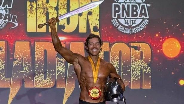 Filho de Schwarzenegger vence segundo torneio de fisiculturismo nos EUA