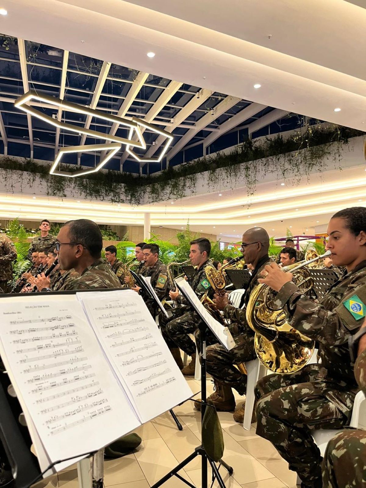 Show gratuito da banda do Exército leva música e tradição ao Jockey Plaza