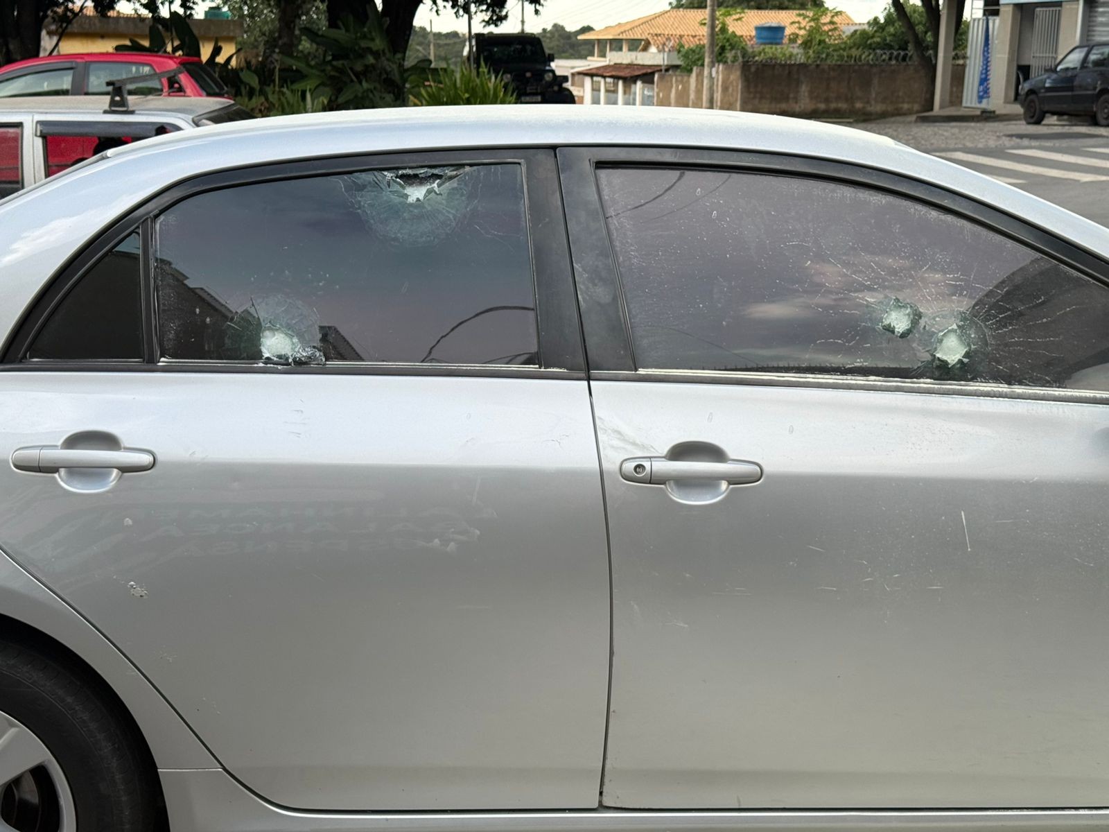 Carro blindado é atingido por 11 tiros em Divinópolis; criminosos tentaram incendiar o veículo