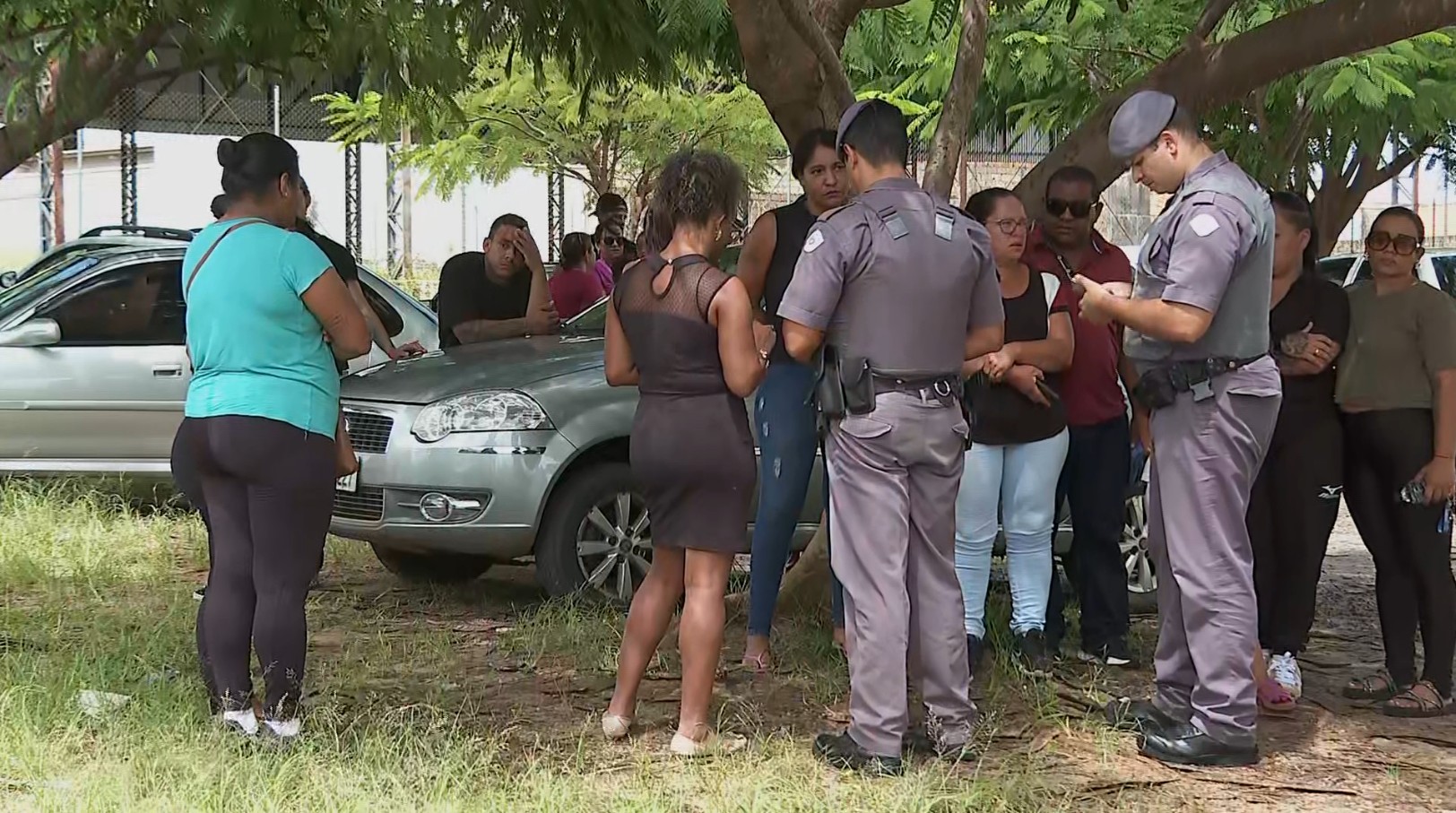 Família ameaçada vela vítima de feminicídio sob escolta da PM em Patrocínio Paulista, SP