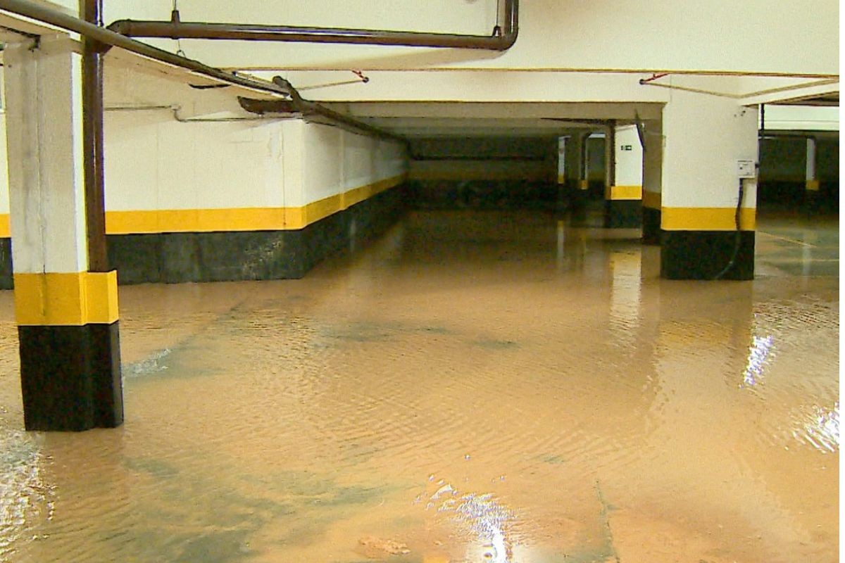 Garagens de prédios são inundadas após cano ser atingido durante obra em cratera, em São José dos Campos