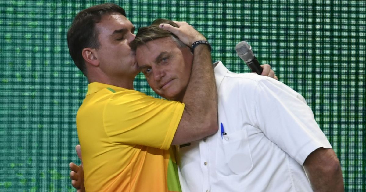 “Bolsonaro foi julgado por inimigos”, diz Flávio sobre ministros do STF