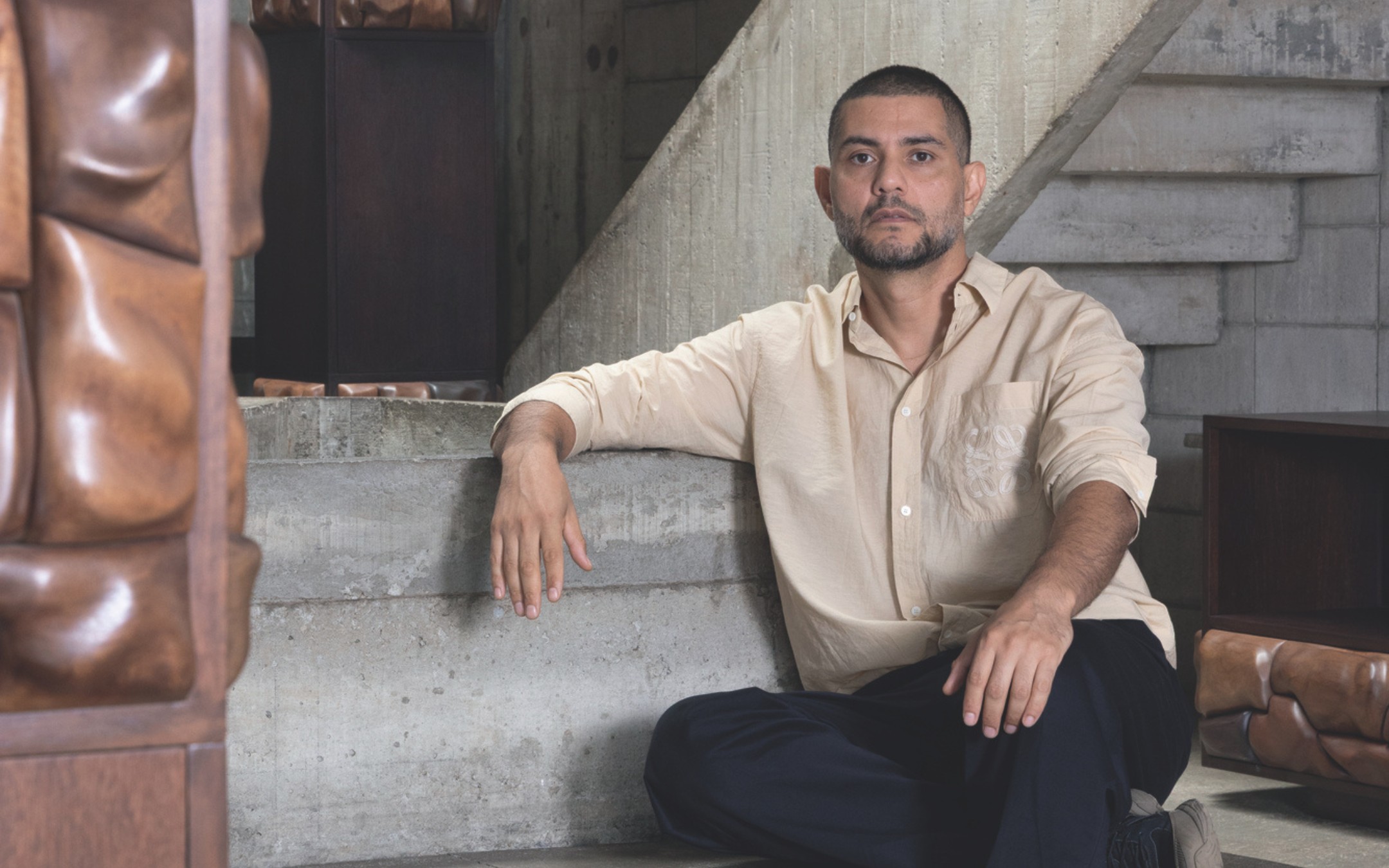 Cristián Mohaded transforma descartes de madeira em móveis escultóricos e colecionáveis