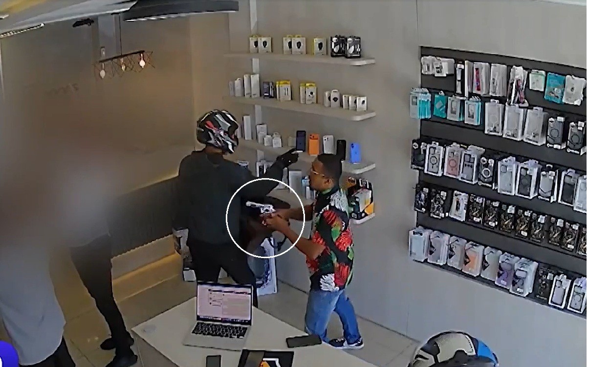 VÍDEO: Criminosos rendem funcionário e roubam celulares em loja de Araruama