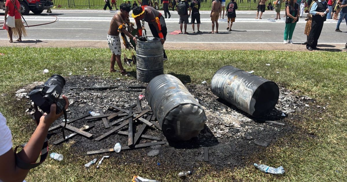 Bombeiros são acionados para conter fogo em marcha indígena na Esplanada