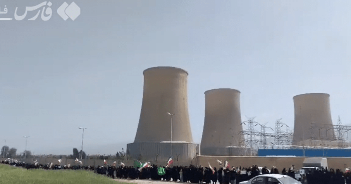 Iranianos formam “corrente humana” em usinas após ameaças dos EUA; veja