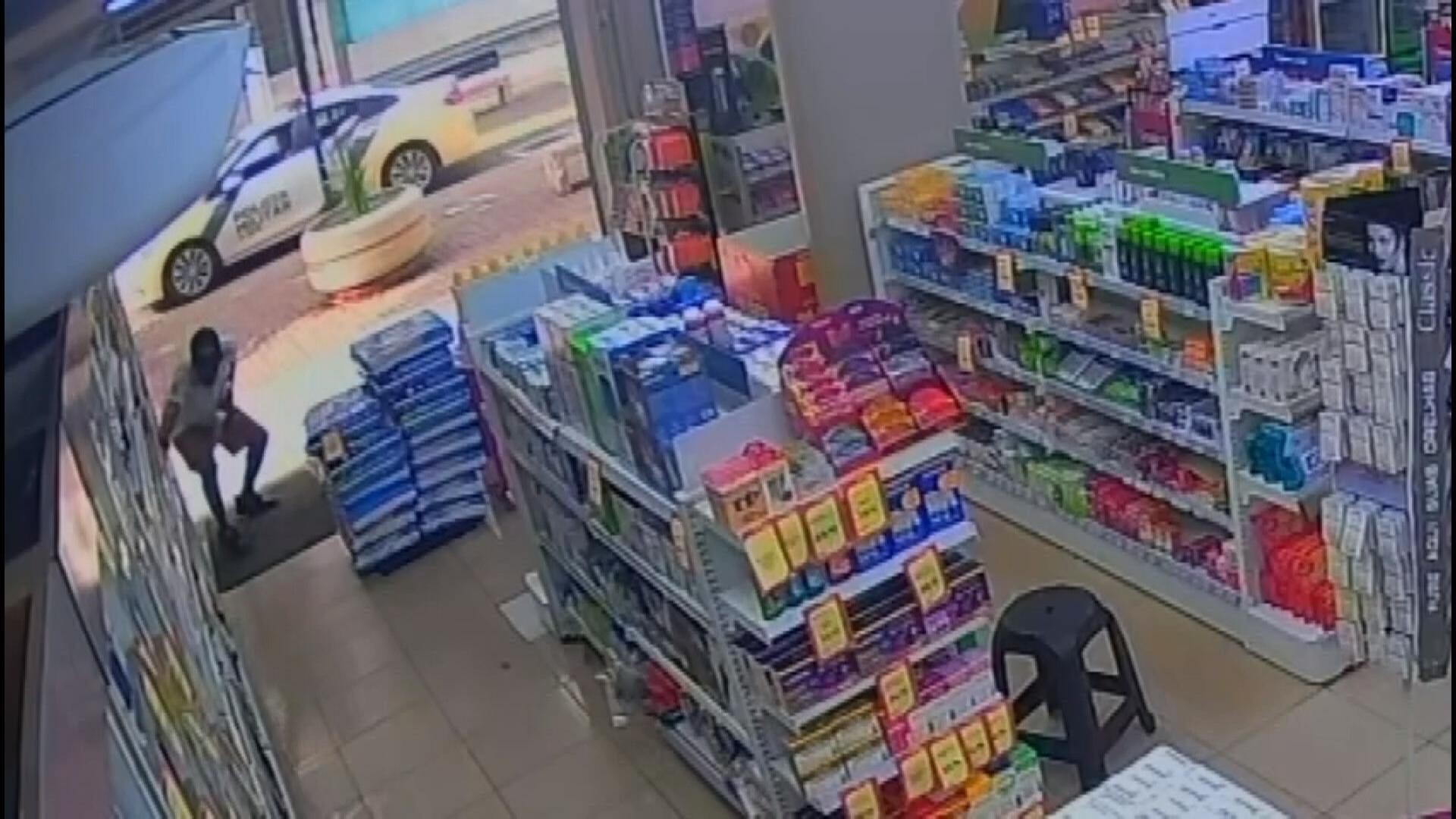 VÍDEO: homem se agacha para furtar farmácia do PR 'de fininho', percebe PM atrás dele e tenta devolver itens antes de ser abordado