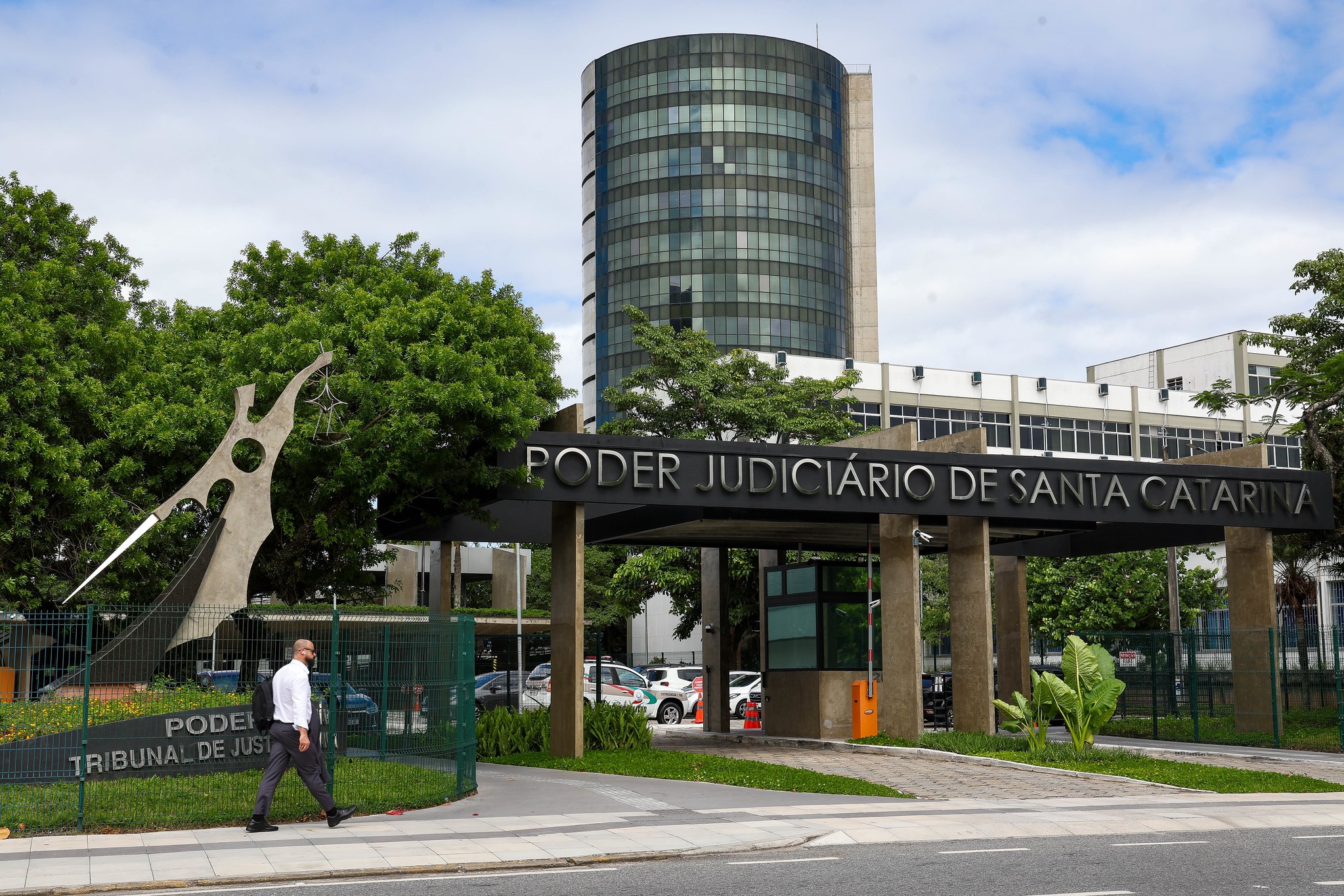 TJSC abre concurso público para diversas áreas com salários de até R$ 10 mil; veja cargos