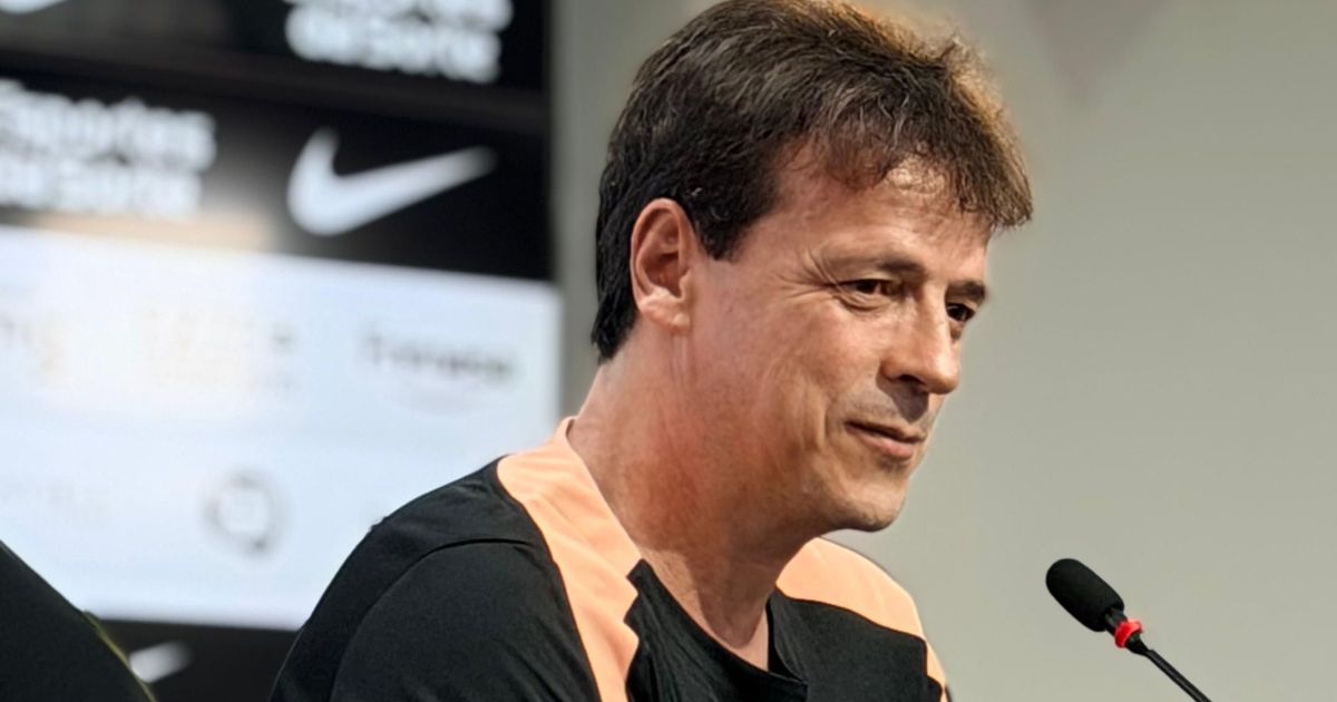 Fernando Diniz é apresentado e diz que Corinthians tem que pensar em título
