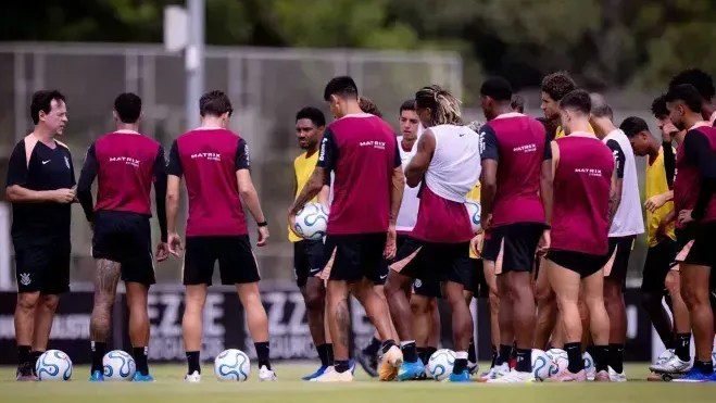 Corinthians: Fernando Diniz faz primeiro trabalho sob olhares de executivos