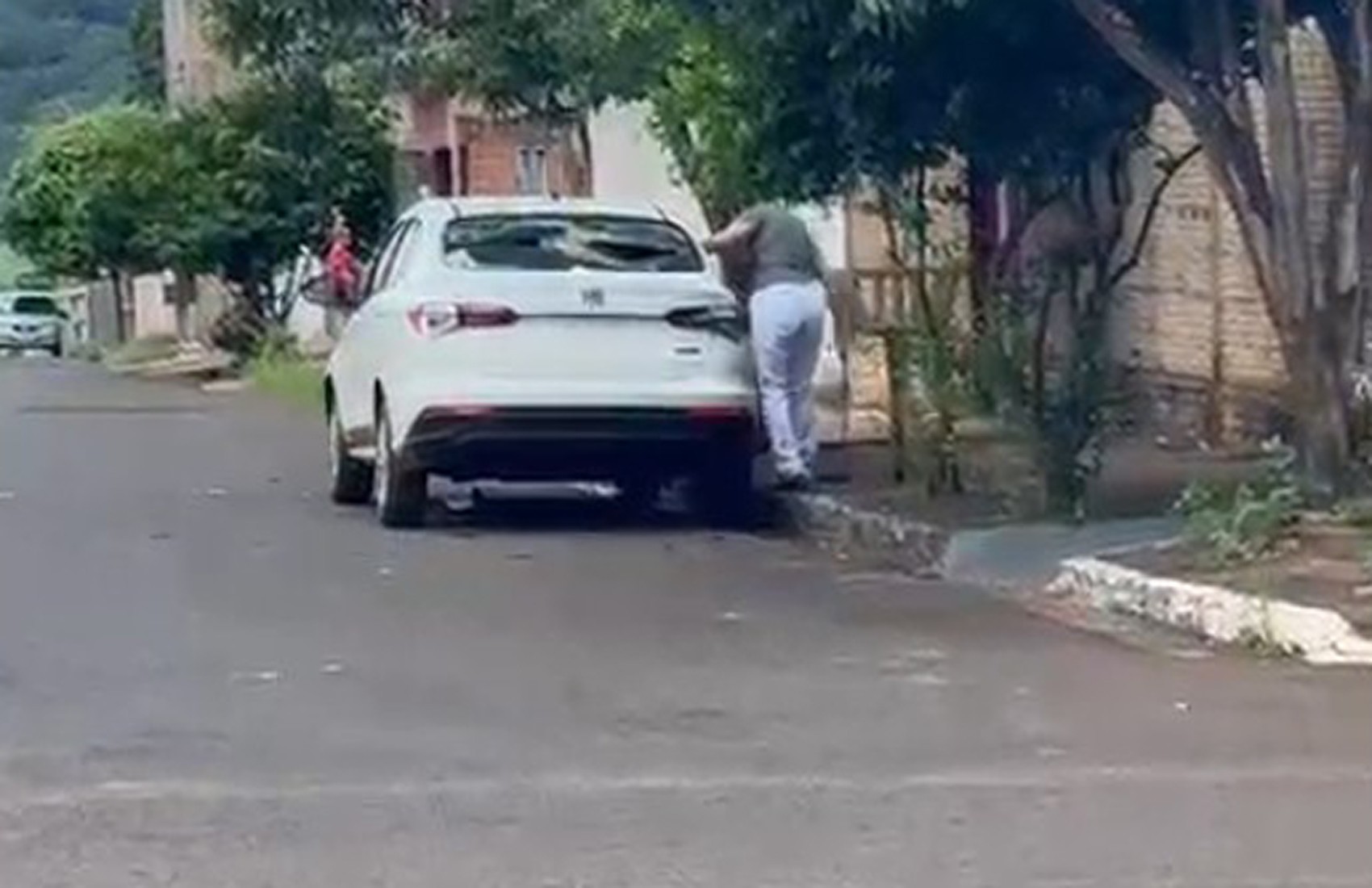 Funcionário público é exonerado após ex destruir carro oficial usado em encontro pessoal