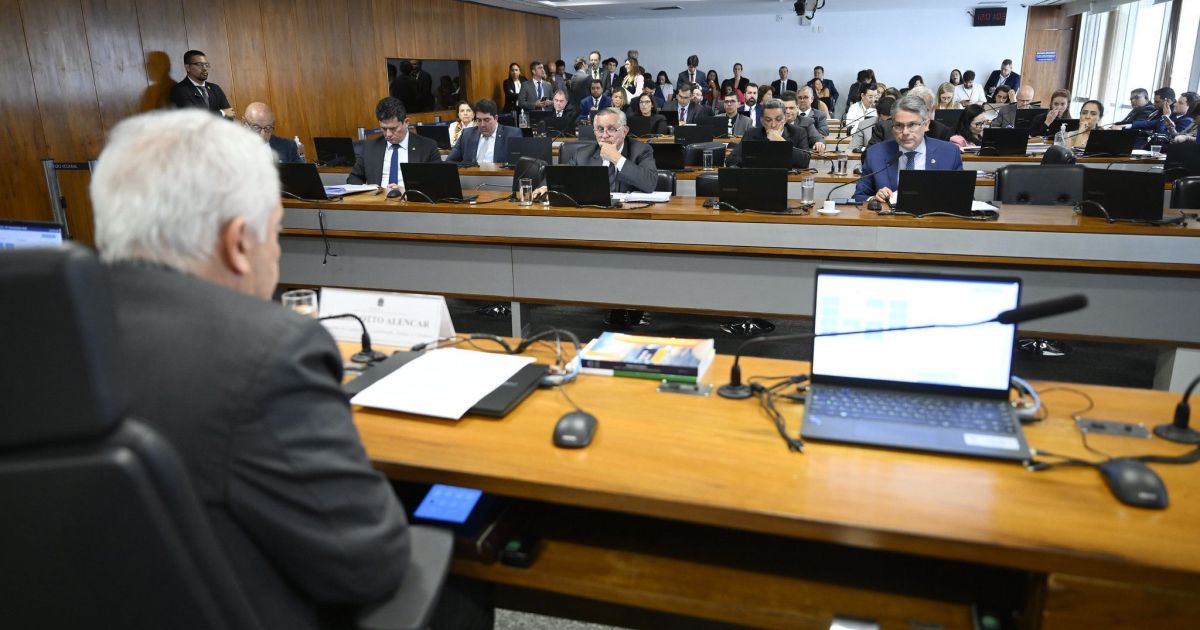 CCJ do Senado aprova redução de jornada de trabalho para enfermagem