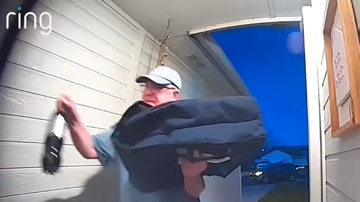 Vaquinha para entregador idoso que complementou pedido do próprio bolso ultrapassa R$ 665 mil: 'Impressionado'