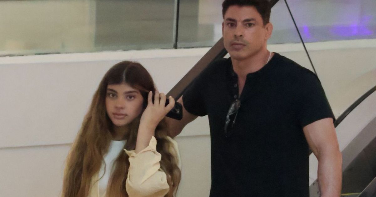 Cauã Reymond curte dia de shopping com a filha; veja