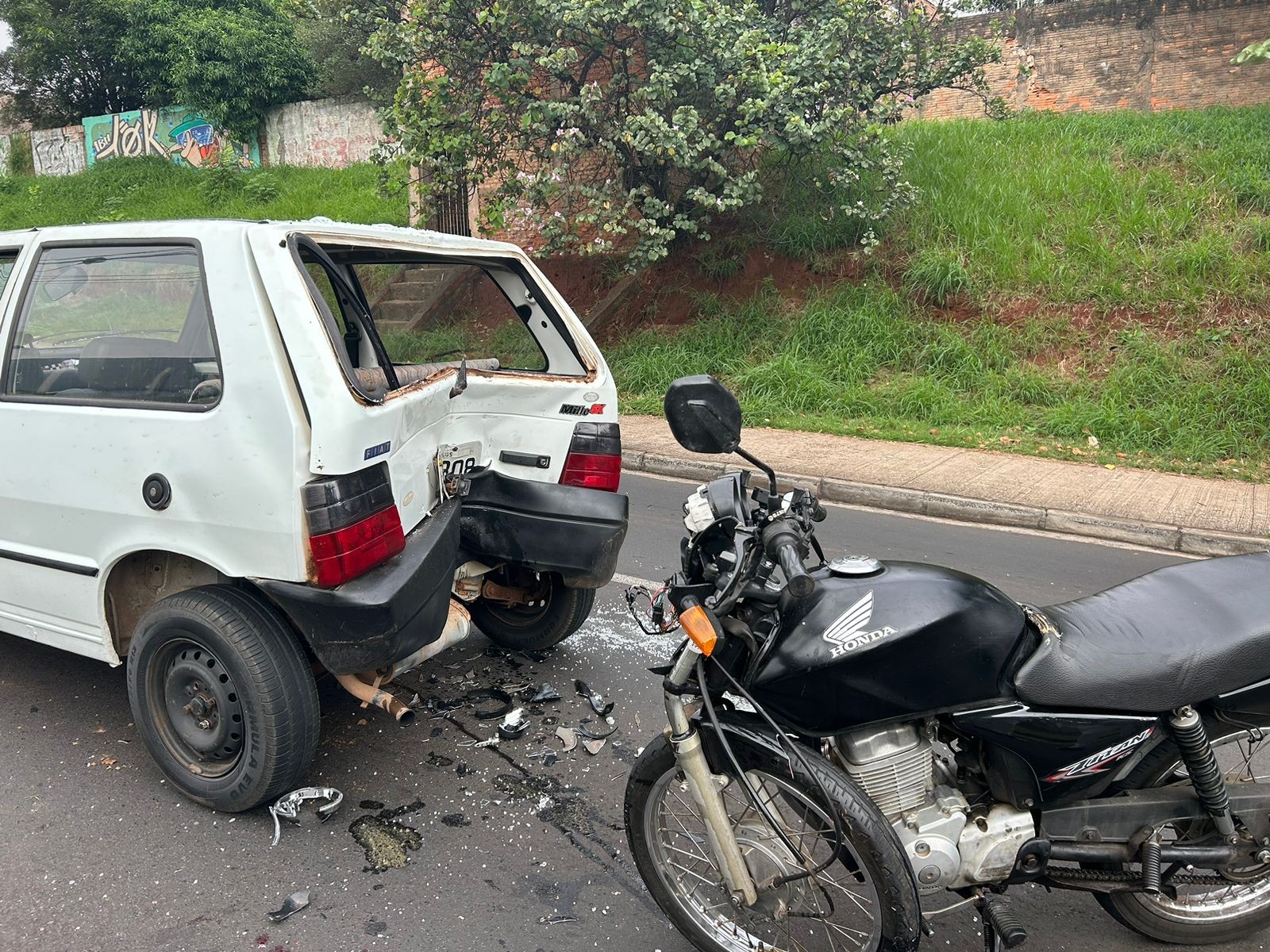 Motociclista é arremessado para dentro de carro e sofre grave lesão no pescoço no interior de SP