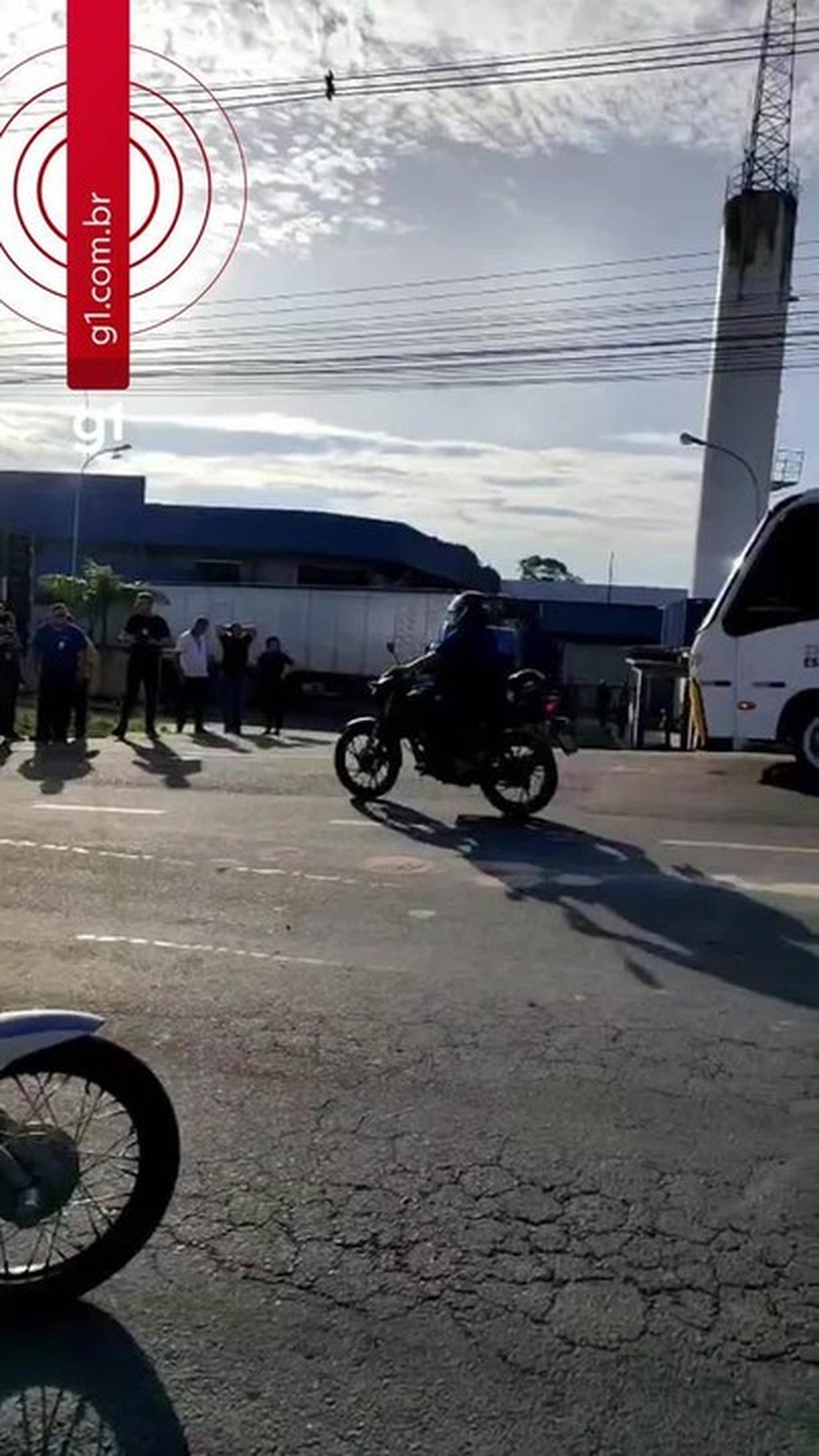 Motociclista morre após ser atingido por moto e atropelado por microônibus a caminho do trabalho em Manaus