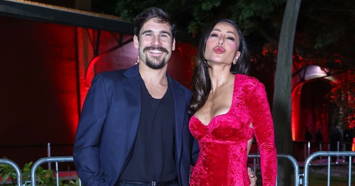 Sabrina Sato surpreende Nicolas Prattes com flores: “Meu amor da vida toda”