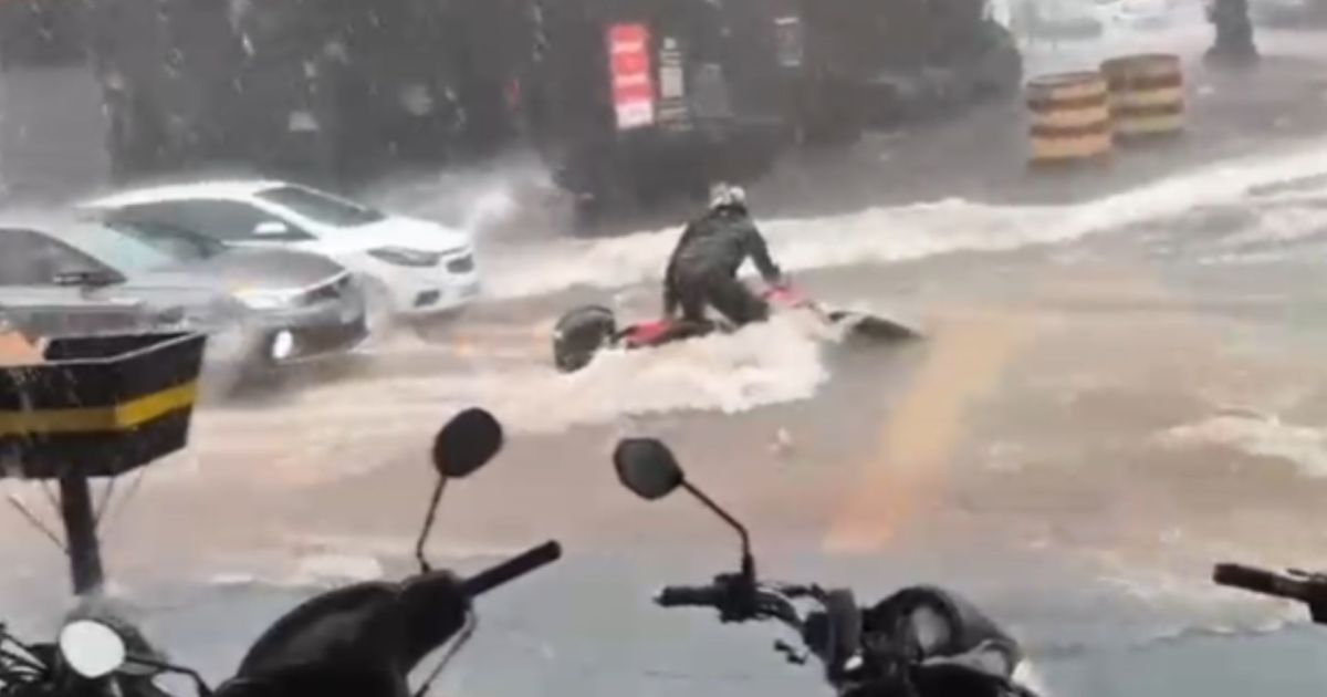 Vídeo: motociclista é resgatado de enxurrada por funcionários de oficina