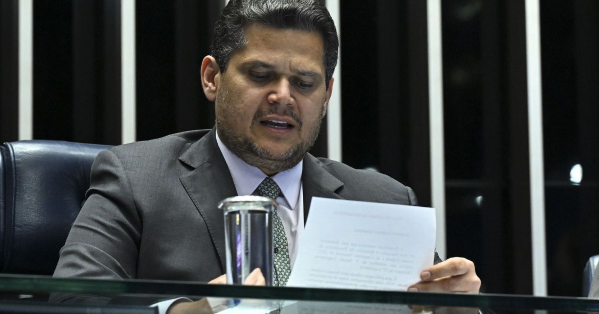 Alcolumbre marca sessão para analisar veto à dosimetria no dia 30 de abril