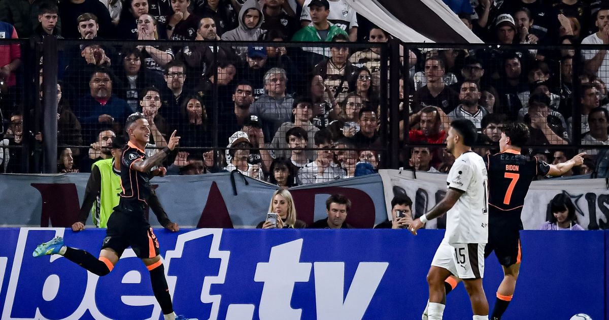 Com Garro garçom, Corinthians vence Platense em estreia na Libertadores