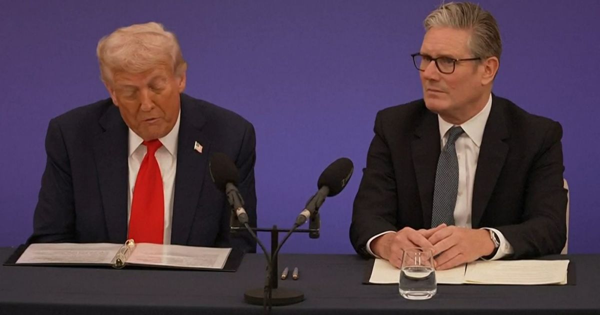 Starmer diz que discutiu opções militares para Ormuz com Trump