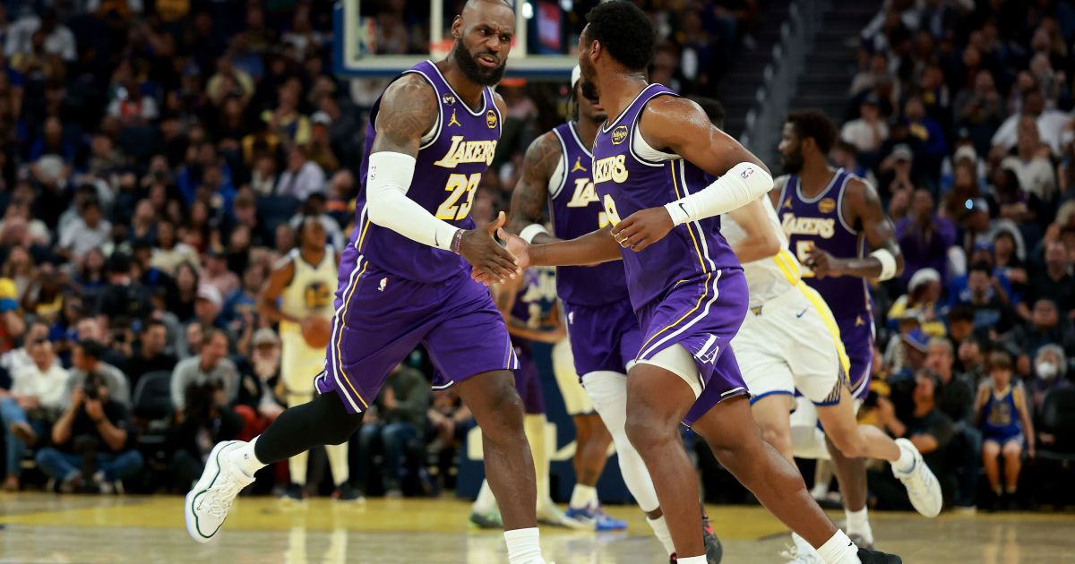LeBron e Bronny fazem história com 1ª assistência de filho para pai na NBA