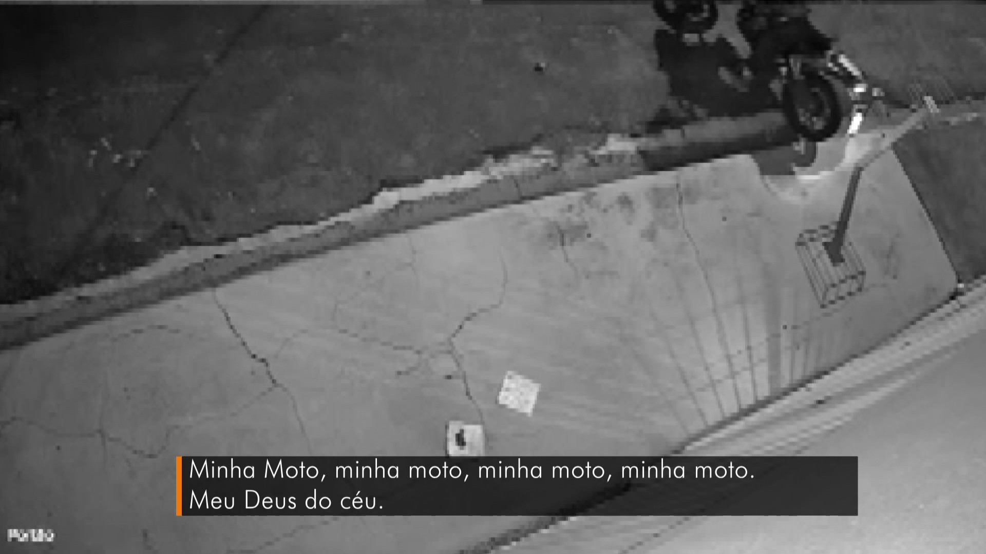 Mulher entra em desespero ao ver moto dela sendo furtada em frente ao trabalho; VÍDEO